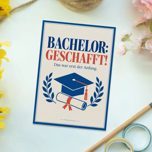 Stolze Bachelor Postkarte zum Abschluss mit Abschlussmütze|p:2012540|h:491bf85e823198ab91d82926fe7e0d5a
