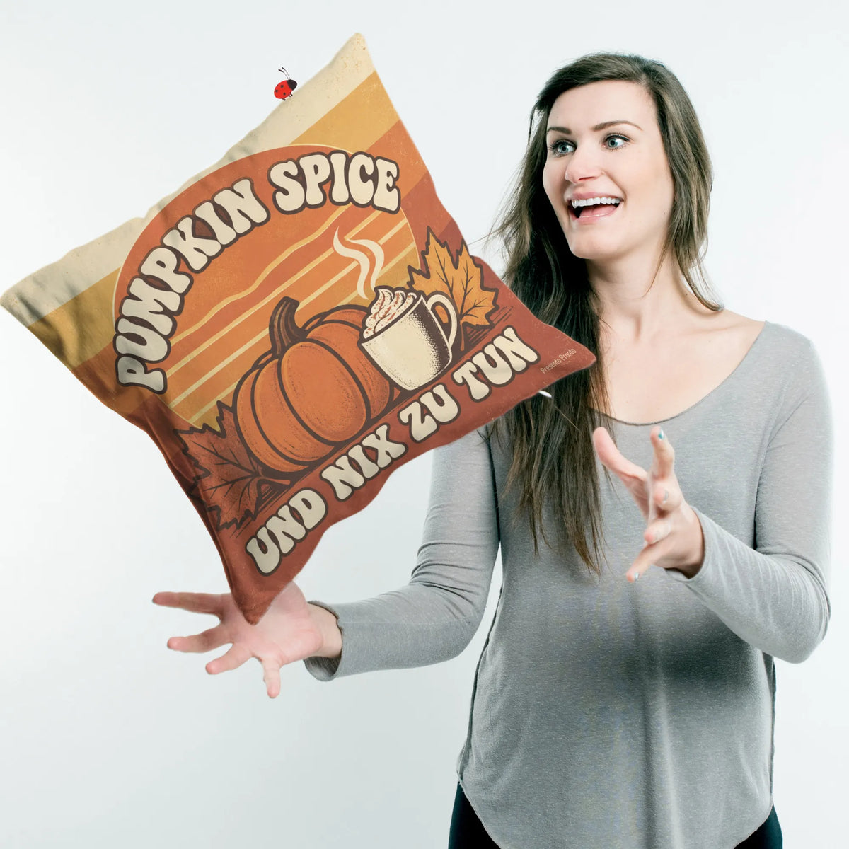 Lustiges Herbstkissen für gemütliche Sofastunden mit Kürbis und Tasse|p:2013883|h:5d4fd0d0449db2791a10e33d5da10e26