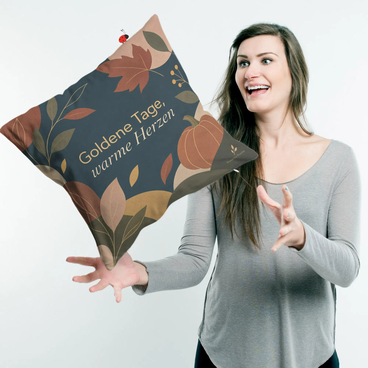 Gemütliches Kissen für den Herbst mit Kürbis und Blättern|p:2013886|h:d599b5972621393222d28808bcfe093e
