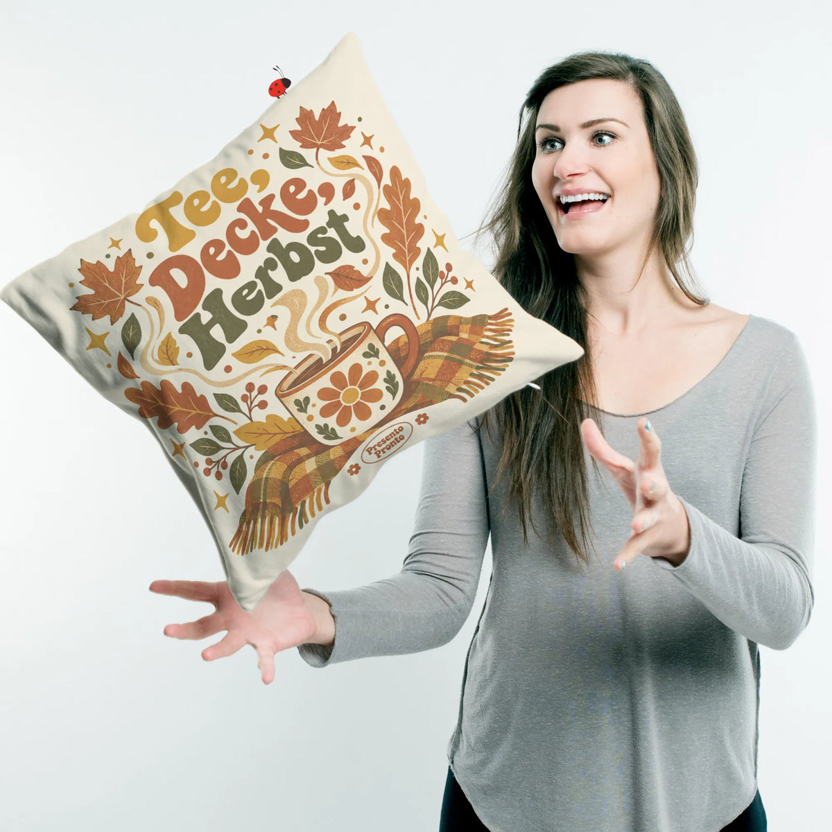 Gemütliches Kissen für den Herbst mit dampfender Tasse|p:2013895|h:b7eb0bce536935a0a3b5f1bbd94e34d9