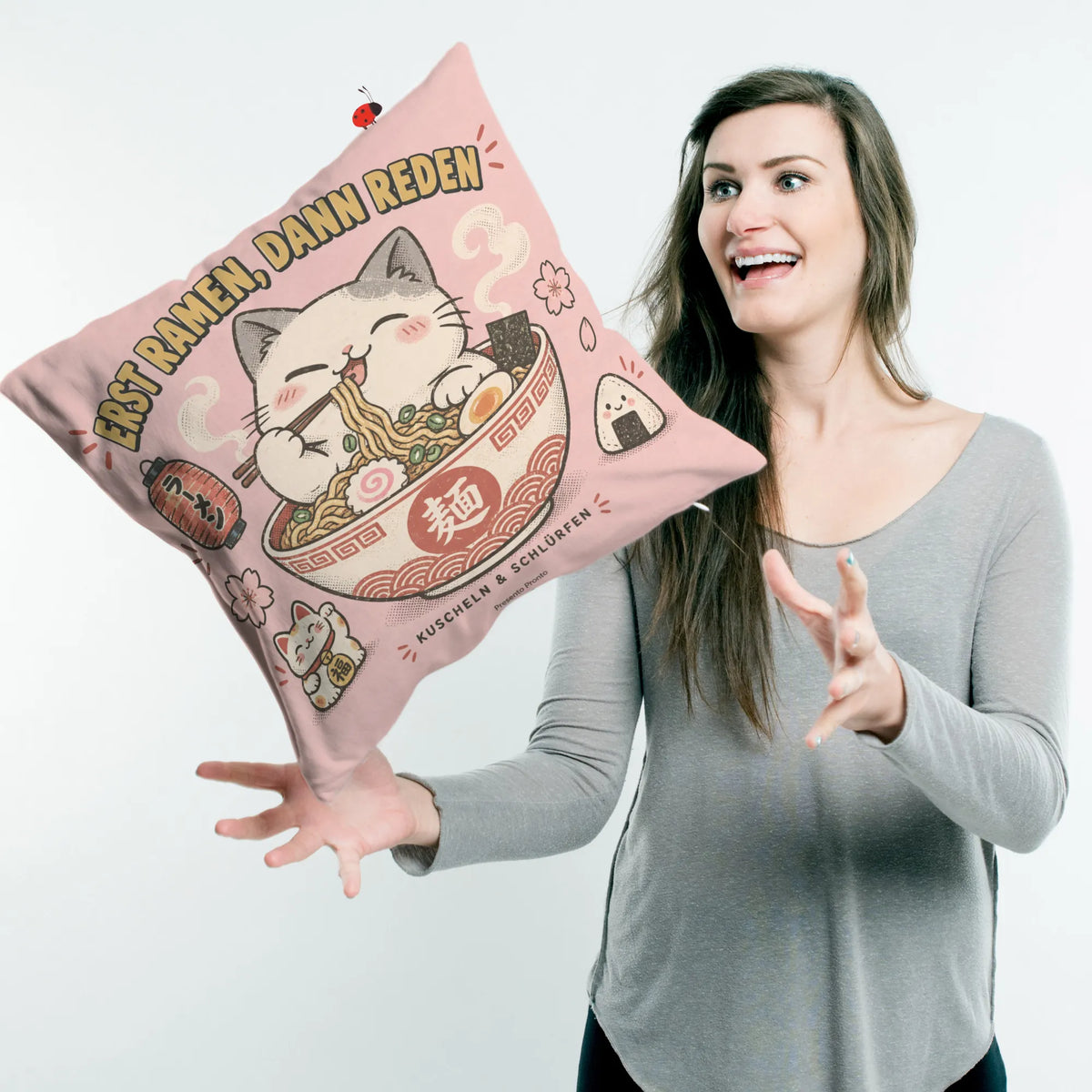 Lustiges japanisches Kissen für Ramenfans mit Katze in Schale|p:2014529|h:fc29bb73ff265c1f4952dc2d47e1fe70