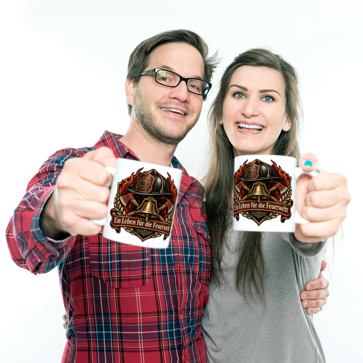 Stolze Tasse für Feuerwehrleute mit Helm und Flammenschild|p:2014996|h:d344235c161e93c7e8d0d5881b05b0a8