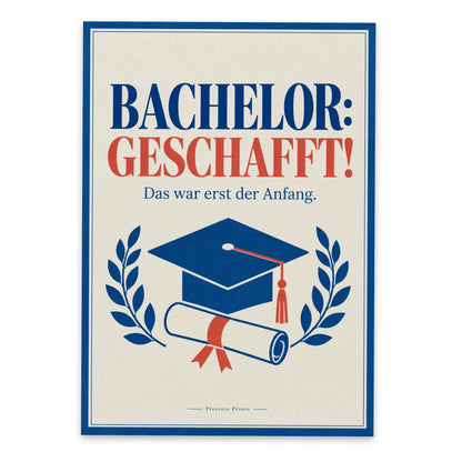 Stolze Bachelor Postkarte zum Abschluss mit Abschlussmütze|p:2012540|h:773bfbc9ff5bb76981963f26e894e385