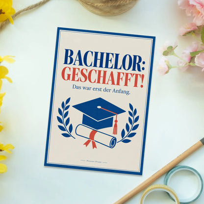Stolze Bachelor Postkarte zum Abschluss mit Abschlussmütze|p:2012540|h:491bf85e823198ab91d82926fe7e0d5a