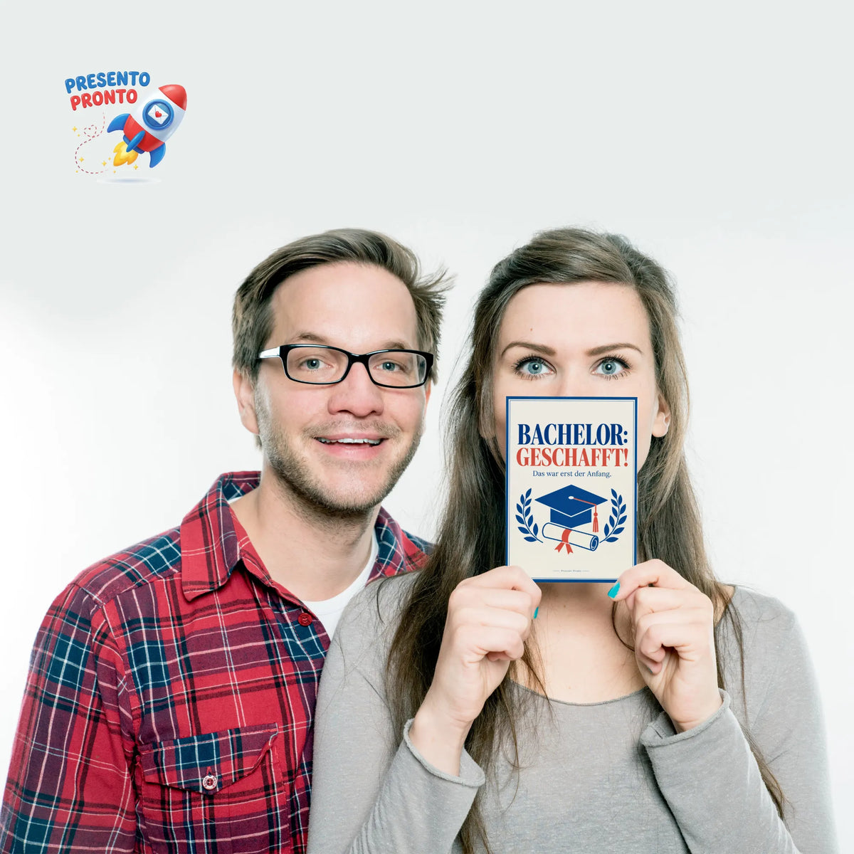 Stolze Bachelor Postkarte zum Abschluss mit Abschlussmütze|p:2012540|h:48032d1c2e1aa0755ed3af4fa3e250d9
