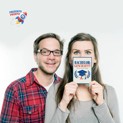 Stolze Bachelor Postkarte zum Abschluss mit Abschlussmütze|p:2012540|h:48032d1c2e1aa0755ed3af4fa3e250d9