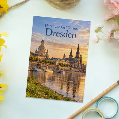 Herzliche Ansichtskarte aus Dresden mit Skyline im Abendlicht|p:2012693|h:e679494dcccefe89e3f5b2f7907b317c