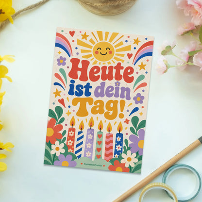 Fröhliche Grußkarte zum Geburtstag mit Kerzen und Konfetti|p:2013093|h:b5f39c04467c4628f8c9d0a3df1e792a