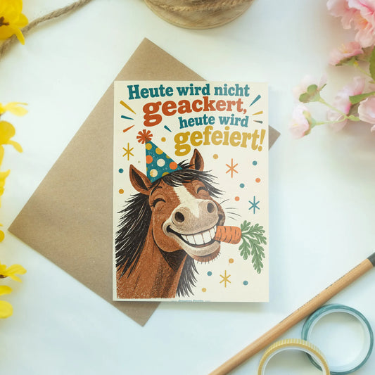 Lustige Geburtstagskarte mit Pferd im Partyhut|p:2013136|h:777747ae2fdeb34f9fa2e992163cea82