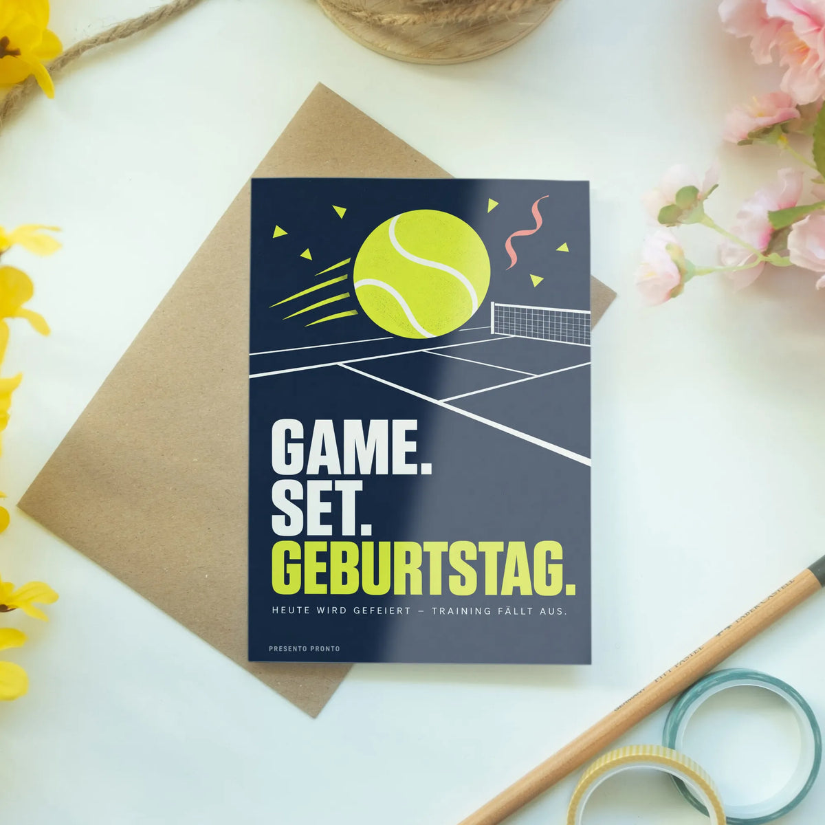 Lustige Geburtstagskarte für Tennisspieler mit gelbem Tennisball|p:2013612|h:e6f1e0769a180a50f35a62765792812b