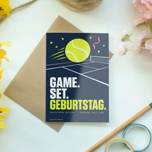 Lustige Geburtstagskarte für Tennisspieler mit gelbem Tennisball|p:2013612|h:e6f1e0769a180a50f35a62765792812b