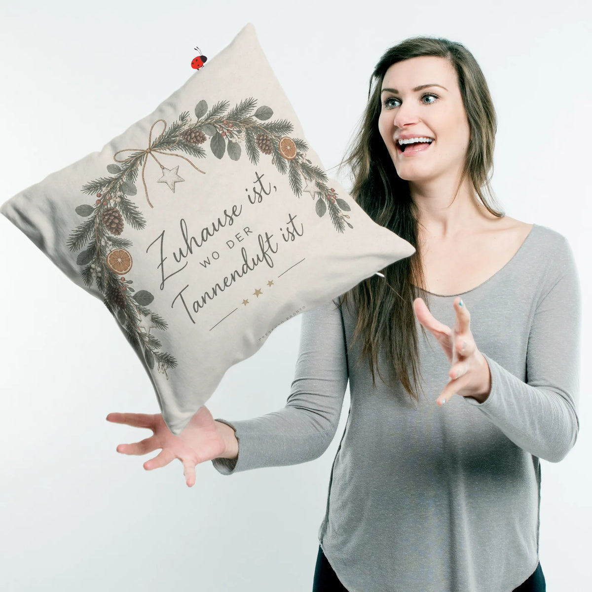 Gemütliches Kissen zu Weihnachten mit Tannenzweigbogen|p:2013802|h:ec19578c062baefd80a9448b5cf6e7dd