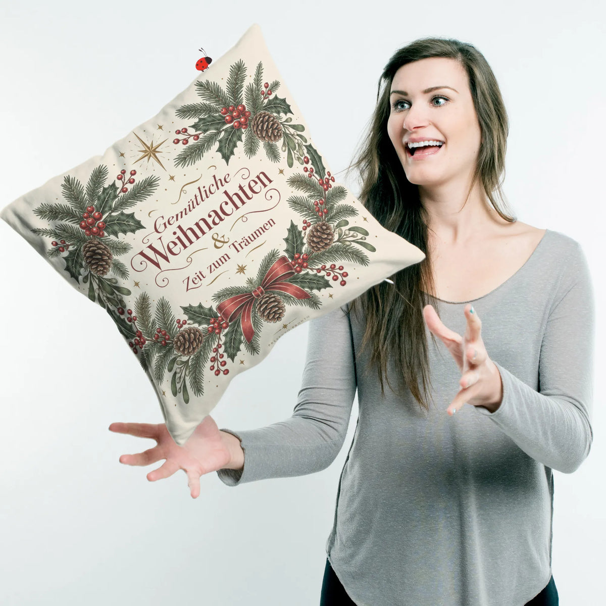 Gemütliches Kissen zu Weihnachten mit Tannenzweigen|p:2013809|h:1b35f2aeba66a5b66b8a486e36972753