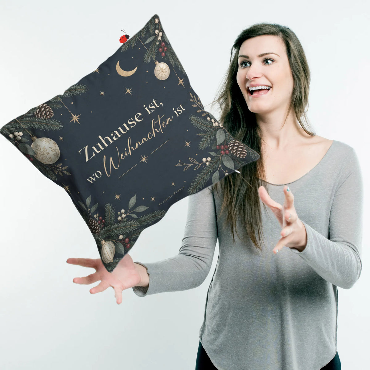 Elegantes Weihnachtskissen mit Tannenzweigen und Sternen|p:2013814|h:10a772cd3f6f525f7ed2d8aa077fe16f
