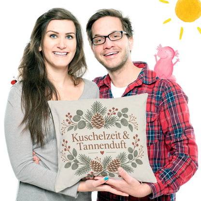 Gemütliches Kissen zu Weihnachten mit Tannenzapfen und Beeren|p:2013816|h:881f6246e45aed9ab963f422316d9dd3