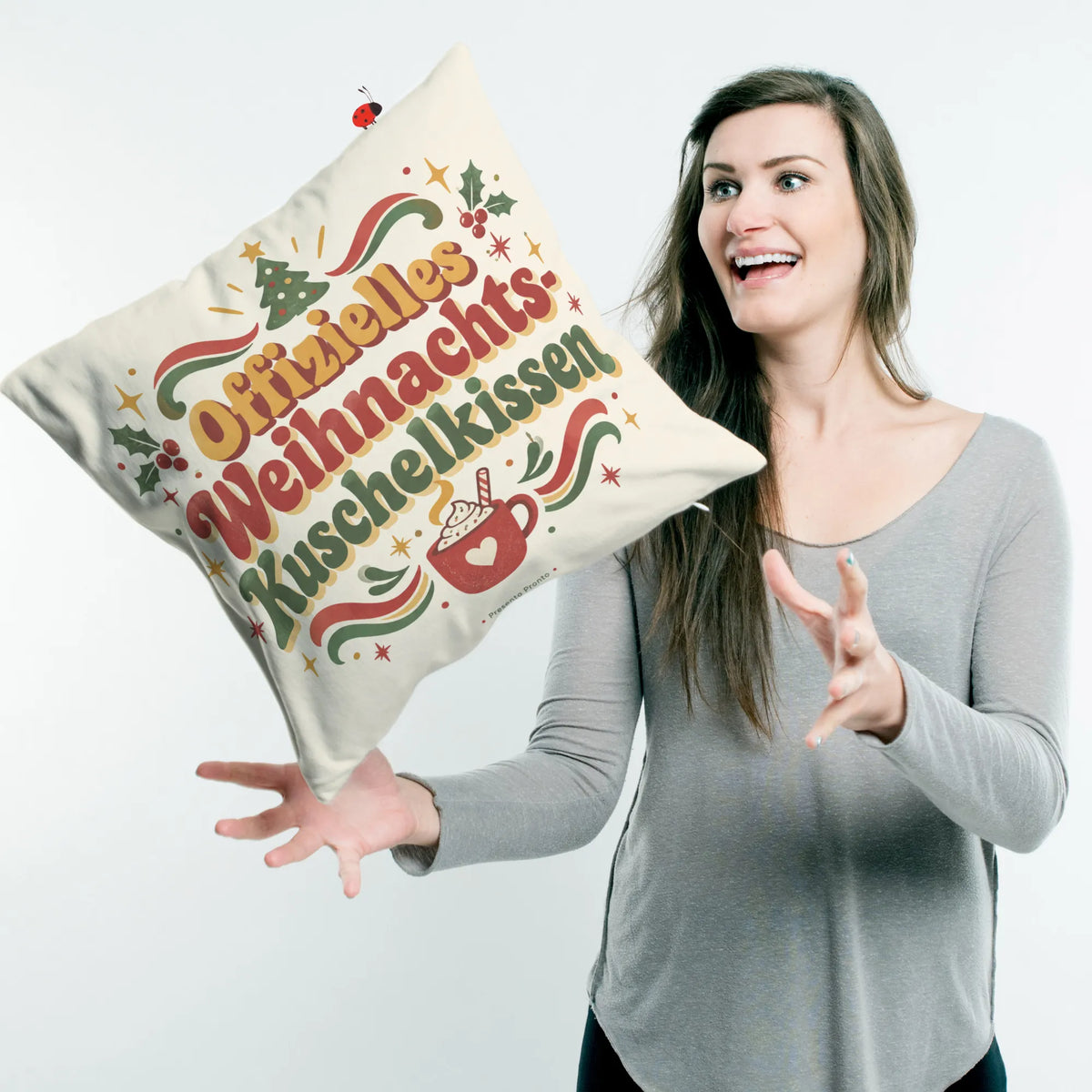 Kuscheliges Kissen zu Weihnachten mit Kakaotasse|p:2013818|h:6ca8589ee7ca9b0f66cdf52ddeb765ef