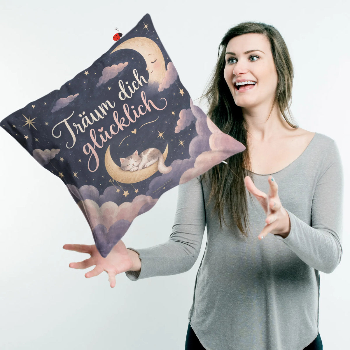 Süßes Kissen fürs Kinderzimmer mit schlafender Katze|p:2013819|h:69f40dcf4228824a3892af894a8a3a41