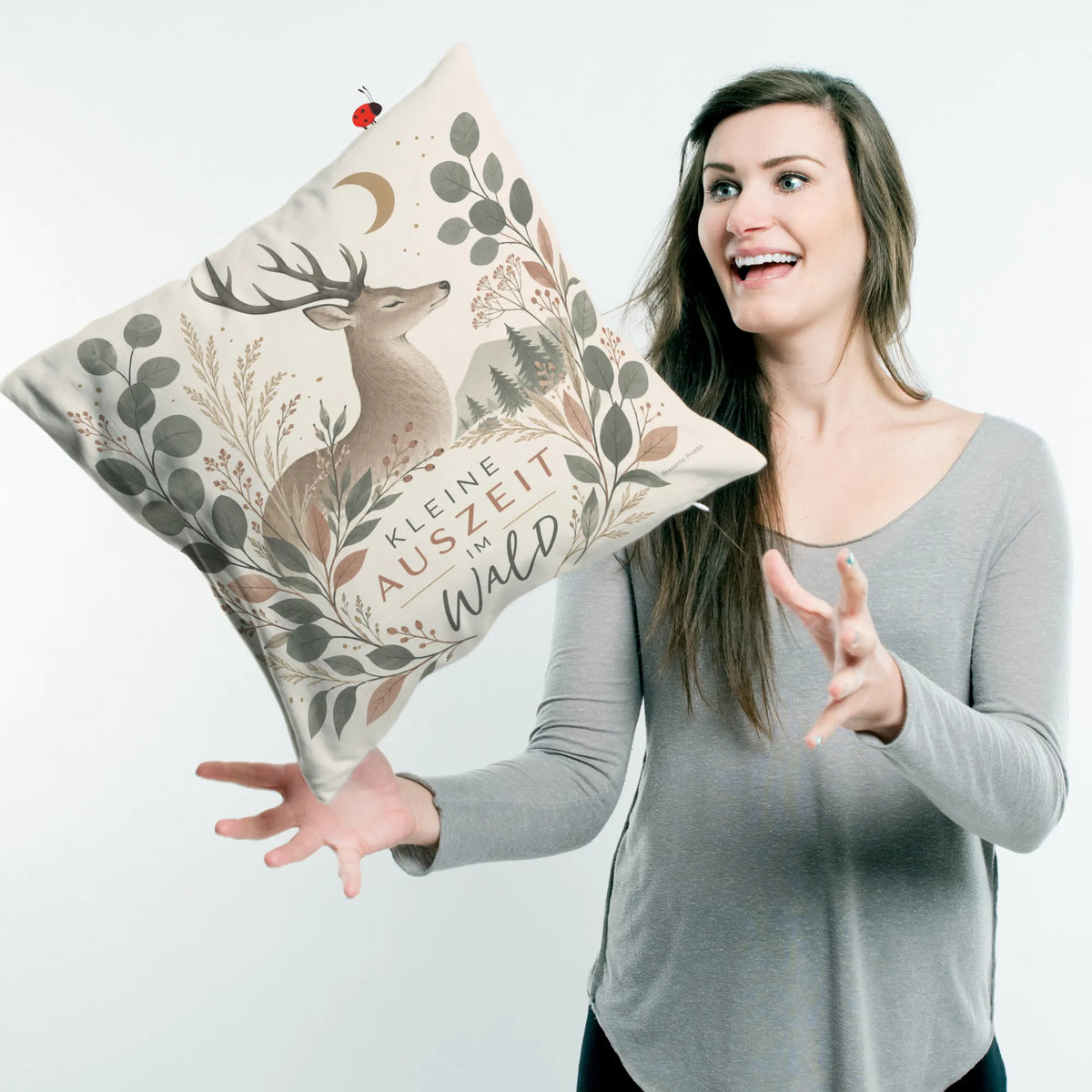 Gemütliches Kissen mit Hirsch für Waldliebhaber|p:2013833|h:c58801f8139d66c343f1dcf8d7aa1e39