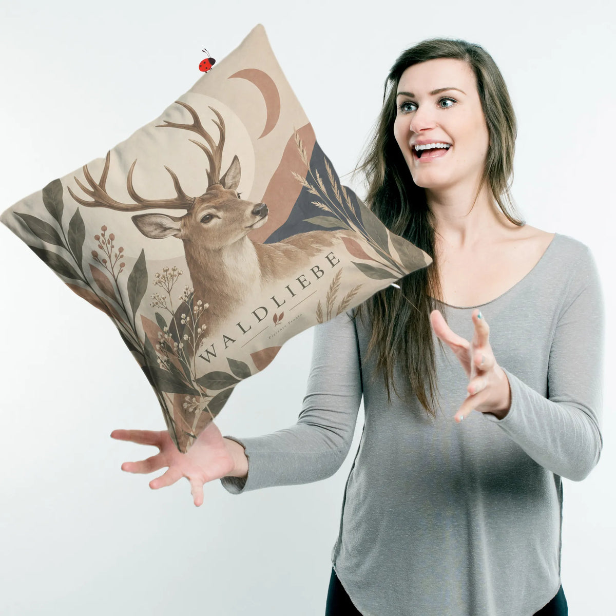 Gemütliches Kissen mit Hirsch für Waldliebhaber|p:2013844|h:e4de3335c2478f28e3894b8e09136694