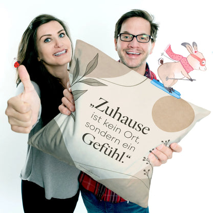 Gemütliches Sofakissen für entspanntes Zuhause mit Sonne|p:2013858|h:6e1f54aca4b5d1949cccf422dabd16bd