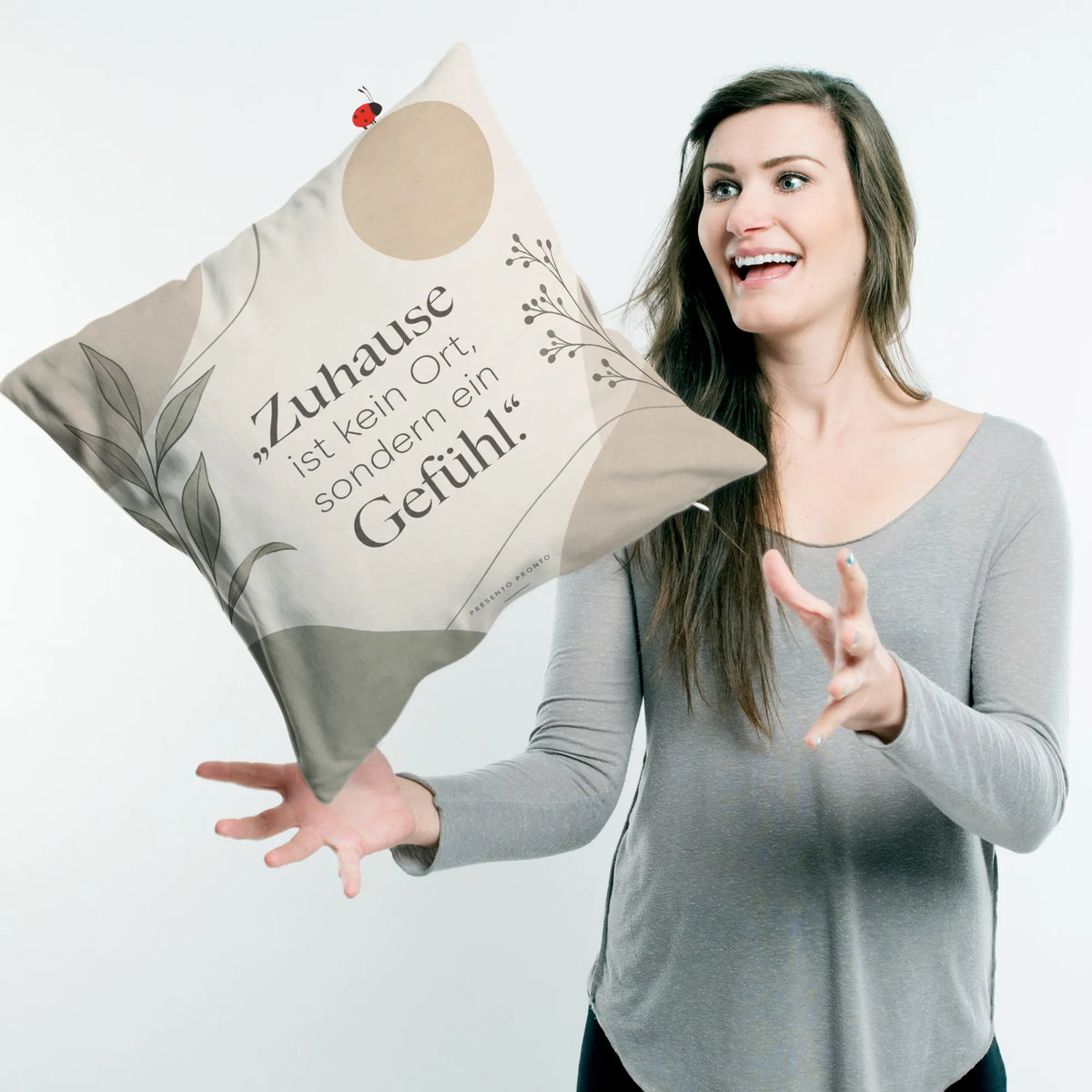 Gemütliches Sofakissen für entspanntes Zuhause mit Sonne|p:2013858|h:1732d4fbbb657b2225691a4671263c9c