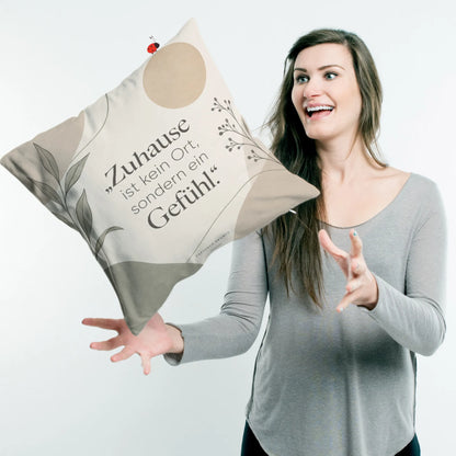 Gemütliches Sofakissen für entspanntes Zuhause mit Sonne|p:2013858|h:1732d4fbbb657b2225691a4671263c9c