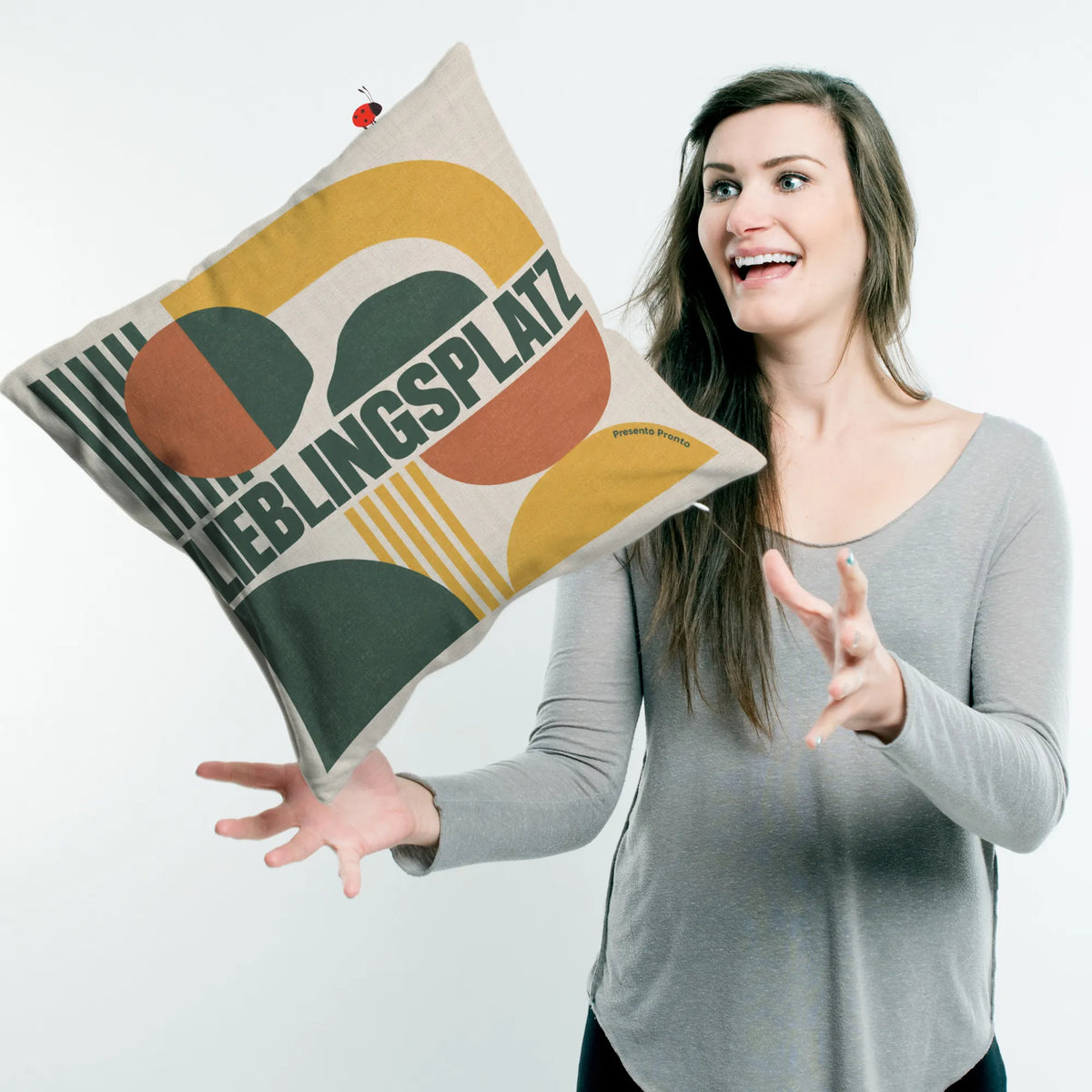 Gemütliches modernes Sofakissen fürs Wohnzimmer mit Bögen|p:2013862|h:b6e29e878dc70d2b7c1d84a3b4ae5d8c