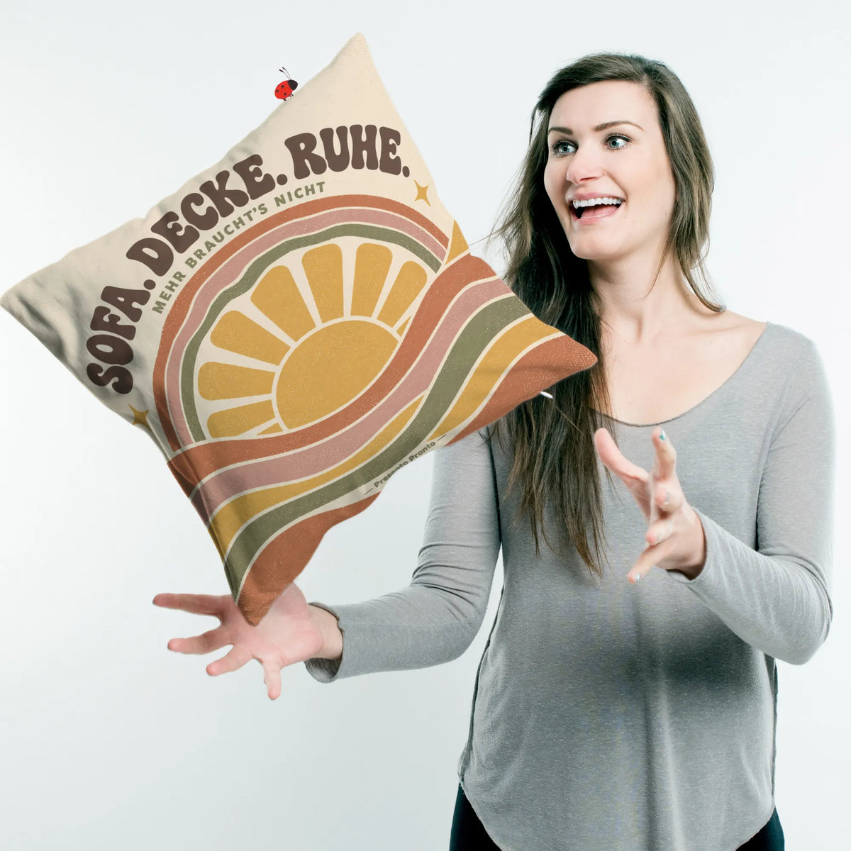 Gemütliches modernes Sofakissen mit Retro-Sonne für Auszeiten|p:2013866|h:c01f9f211dd4378637f15389b089f6cb