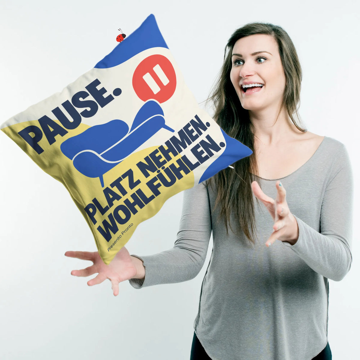 Gemütliches modernes Sofakissen für die Pause mit Loungechair|p:2013876|h:fc11b69da4f3740aa0600c5438e3add6