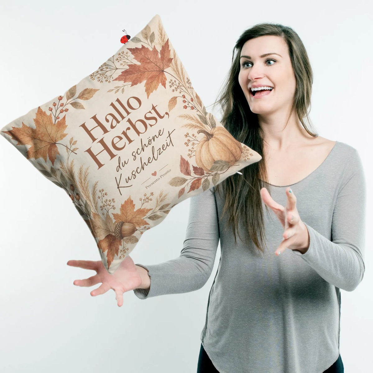 Gemütliches Kissen für den Herbst mit Kürbis und Blättern|p:2013884|h:e622256e26e2a7488416141c56d0ebe9
