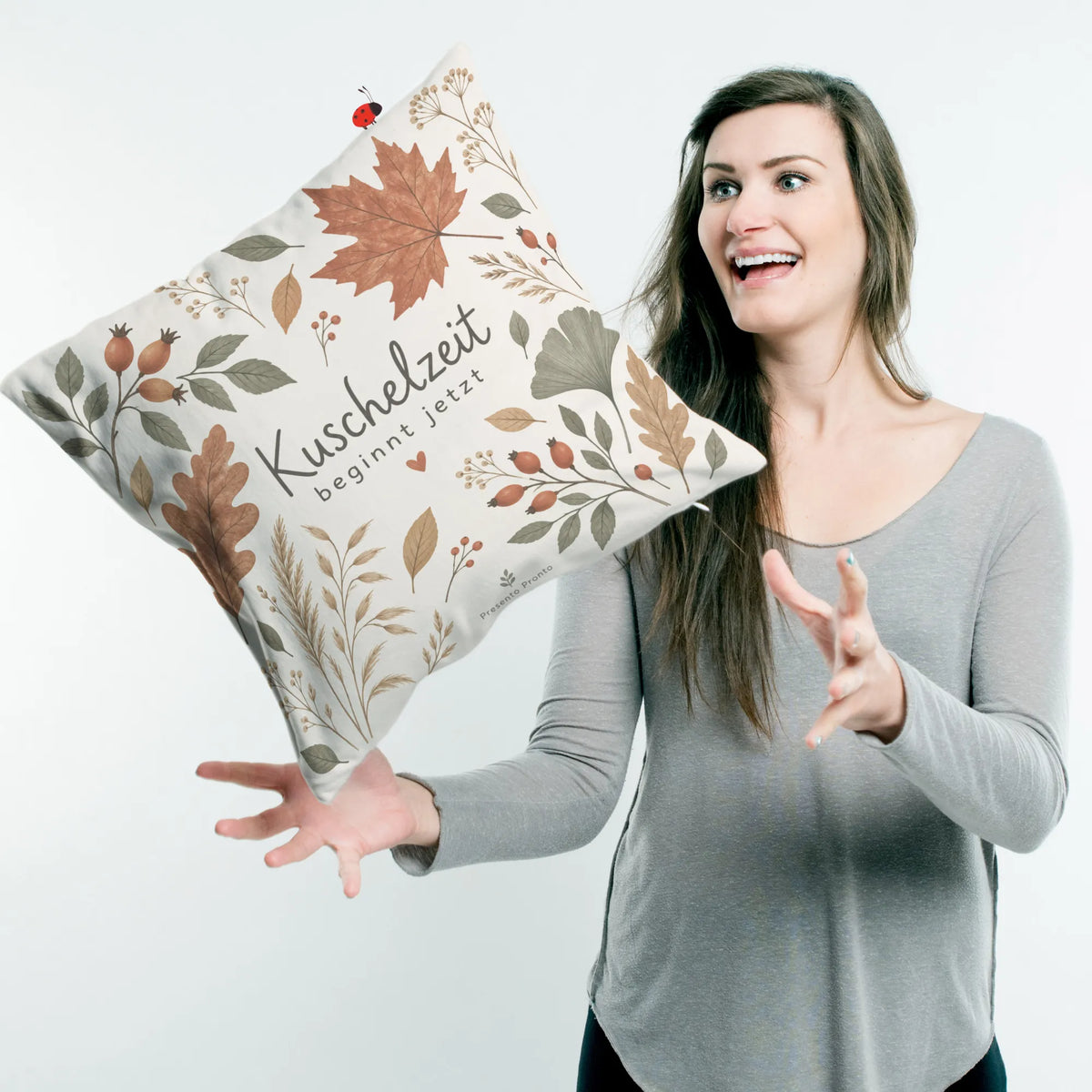 Gemütliches Kissen für den Herbst mit Blätterzweigen|p:2013890|h:095fc5591cb3c319fbd1cc6a41a5466c