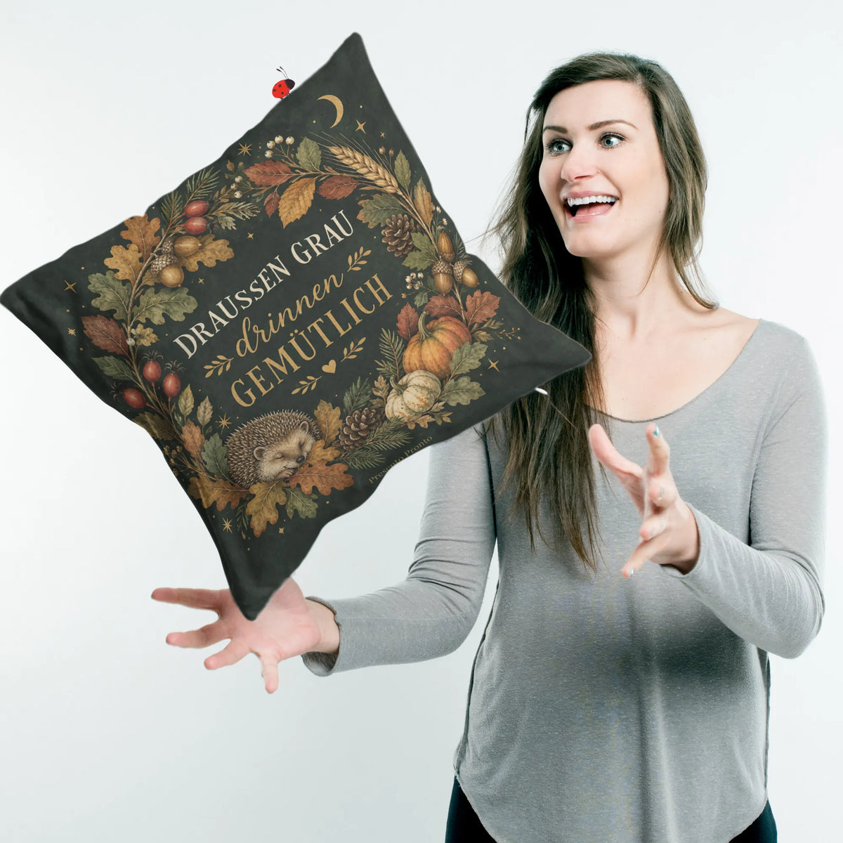 Gemütliches Kissen für den Herbst mit Herbstkranz und Igel|p:2013891|h:1fe09186bdbdf487427d1e23b7720b71