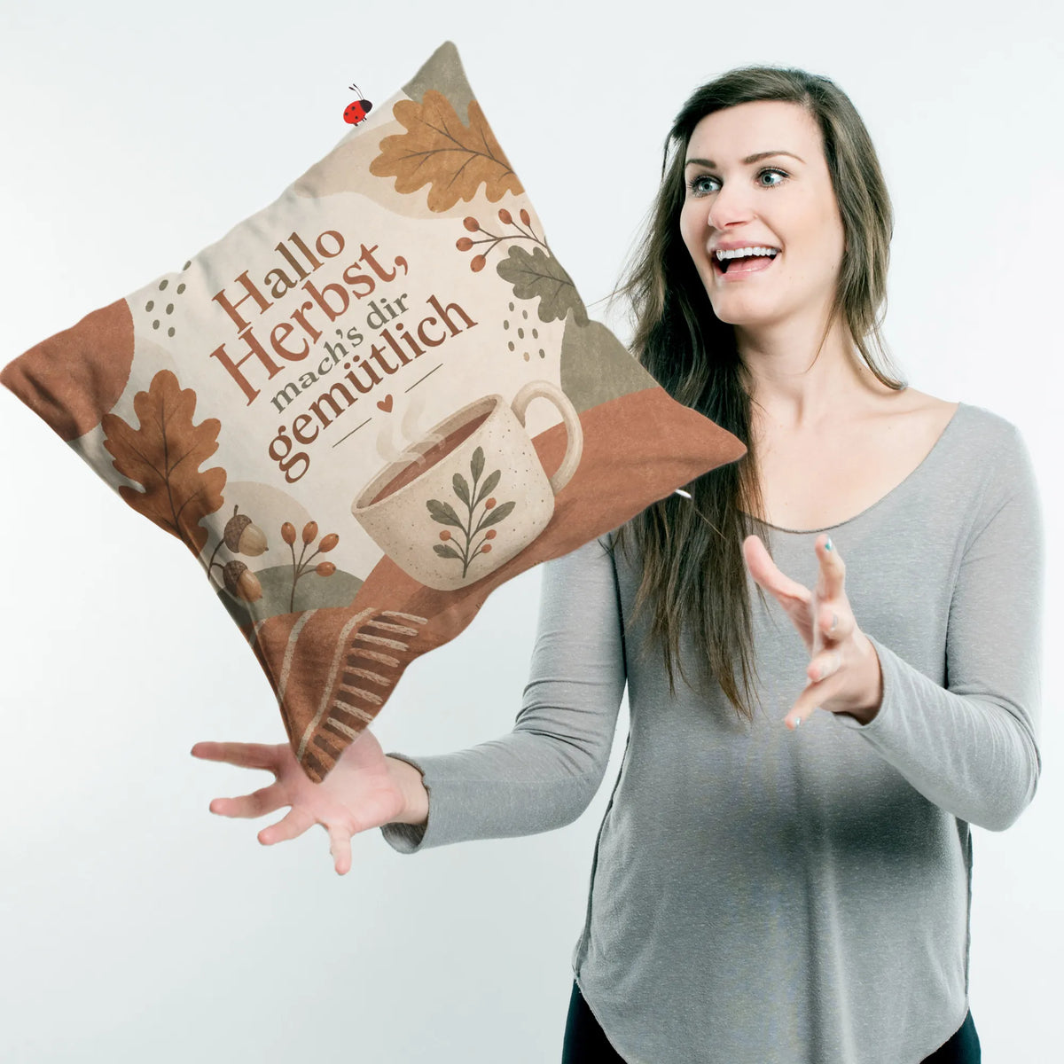 Gemütliches Kissen für den Herbst mit Keramiktasse|p:2013901|h:46064b36b04419113c5a978d71008515