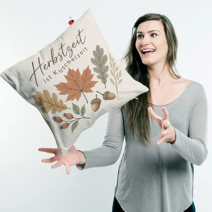 Gemütliches Kissen für den Herbst mit Eichenblättern und Hagebutten|p:2013903|h:593ab669949b5f03b814d5ac255238d6