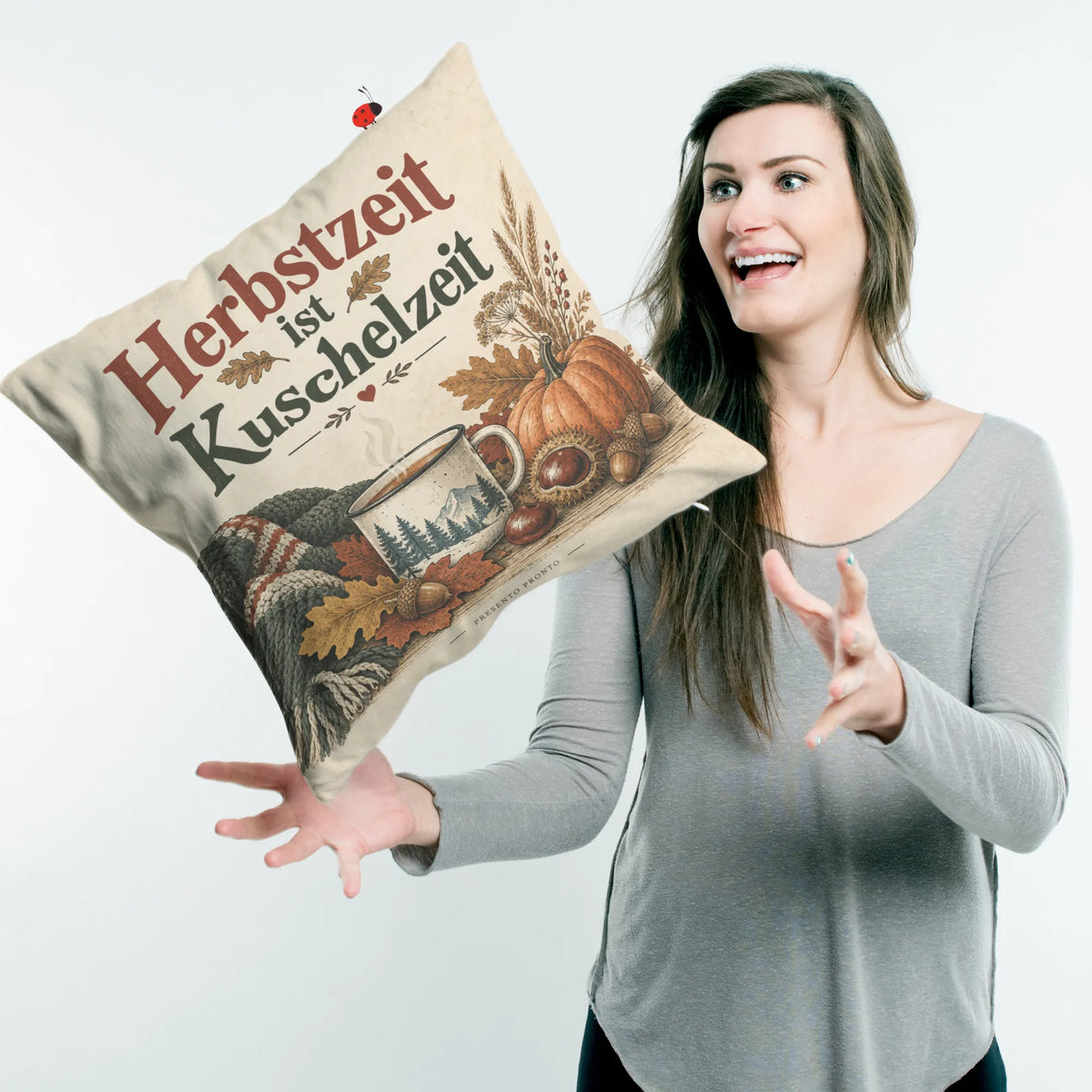 Gemütliches Kissen für den Herbst mit Kürbis und Teebecher|p:2013907|h:72cebadf65586fce03cdd01ea0184a8e