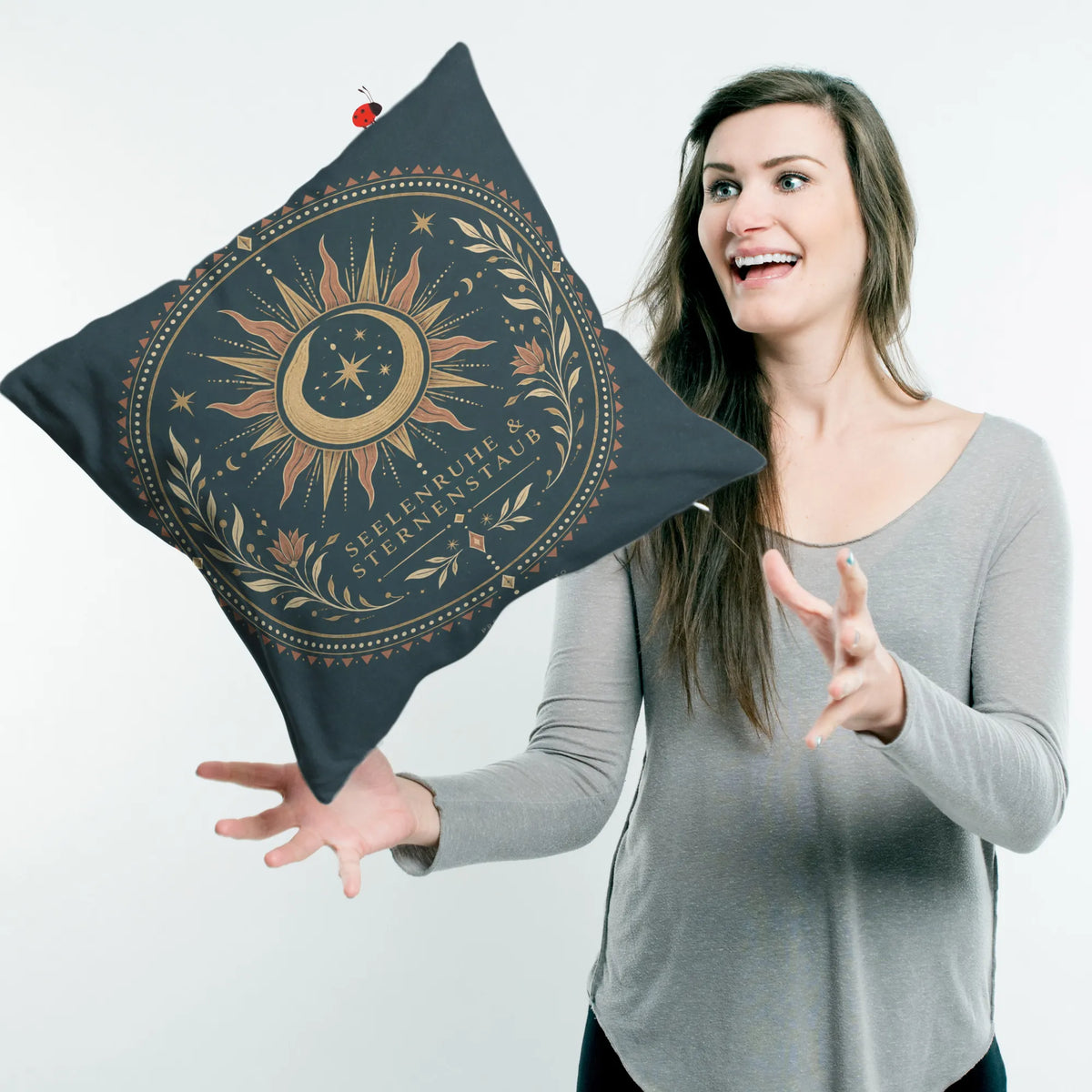 Entspannendes Boho Kissen für Yoga und Meditation mit Mondsichel|p:2013950|h:555b22e336ee5ab3e87f30eef9a315b6