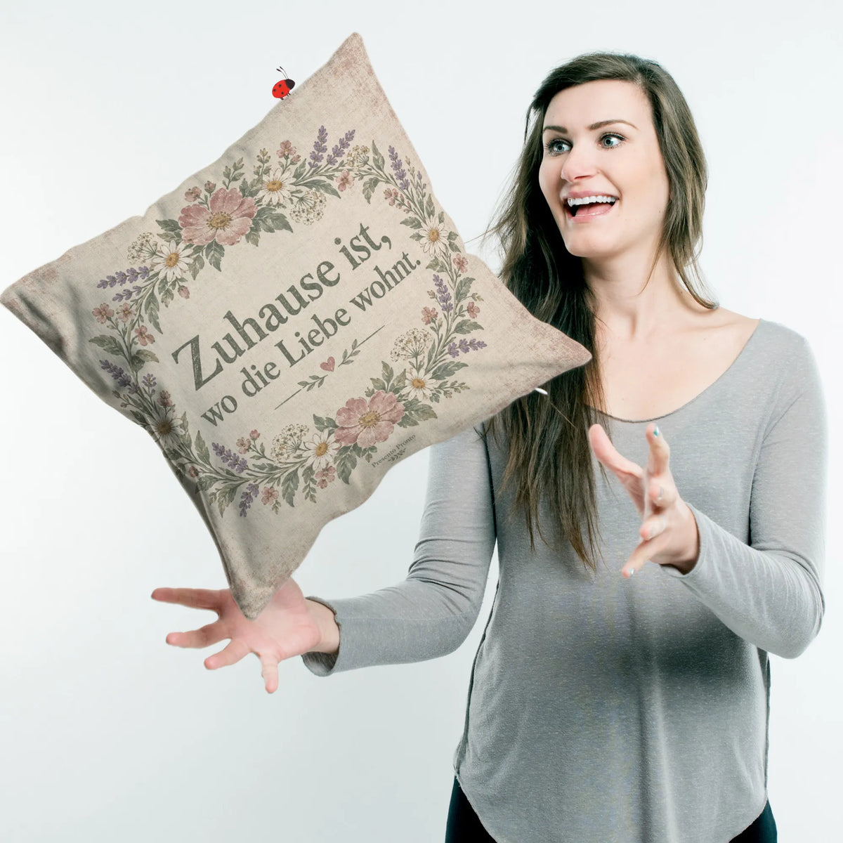 Gemütliches Vintage Kissen fürs Zuhause mit Blumenkranz|p:2013961|h:8b6b3065ae156164de307ac2288b670b