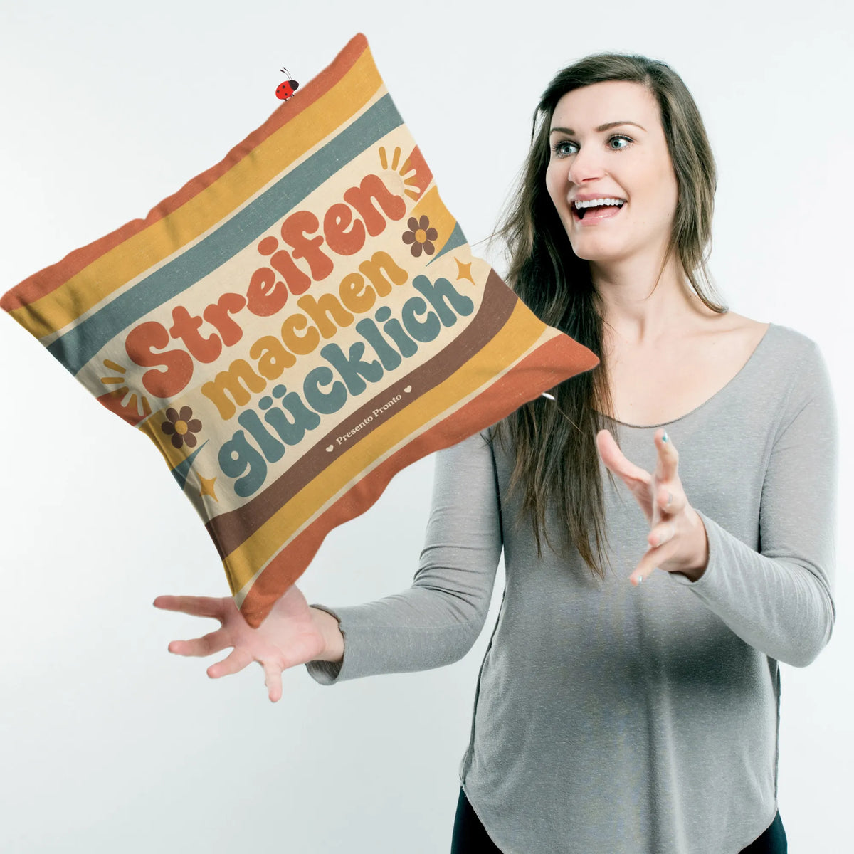 Fröhliches gestreiftes Kissen mit Retro-Streifen fürs Zuhause|p:2013999|h:7994df07ec11e65e2d8df37695f9770c
