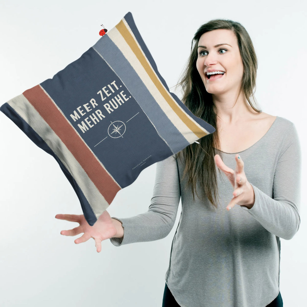 Entspannendes gestreiftes Kissen für Meeresliebhaber zur Auszeit|p:2014000|h:452308104132792b65296b9818fa6698