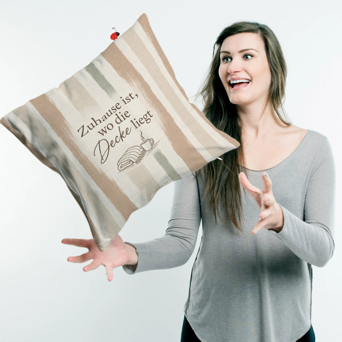 Gemütliches gestreiftes Dekokissen für Zuhause mit Kaffeetasse|p:2014514|h:cb05b128554dffff2bc791b6d21064d7