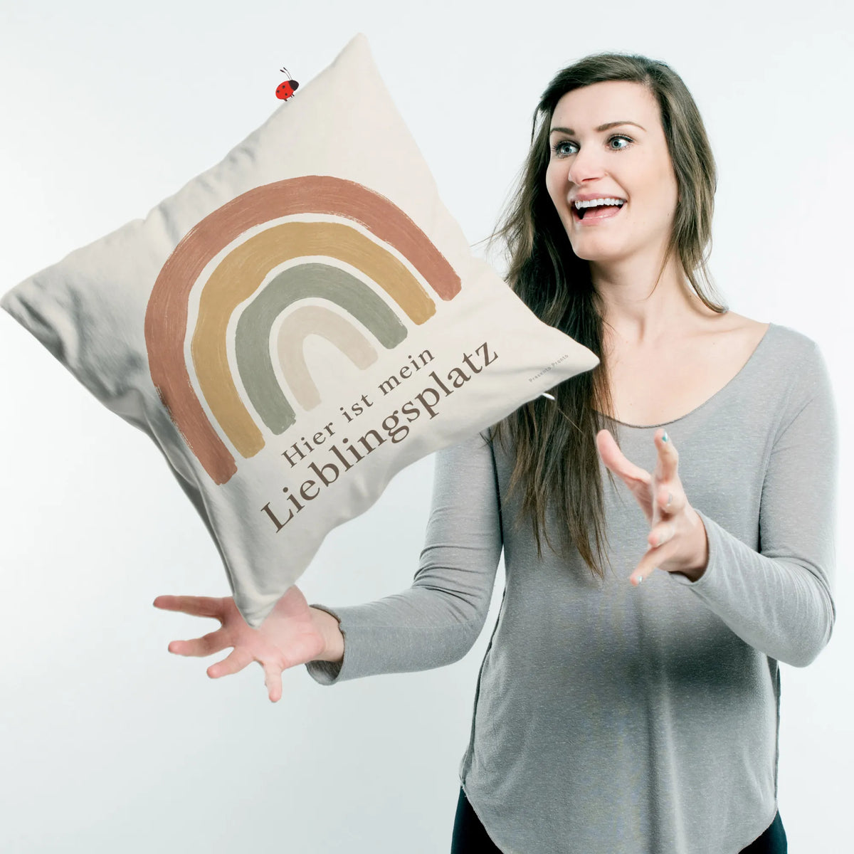 Gemütliches Dekokissen mit Regenbogen in Erdtönen fürs Sofa|p:2014540|h:af358b16931a3be43e3d60c0c7292848