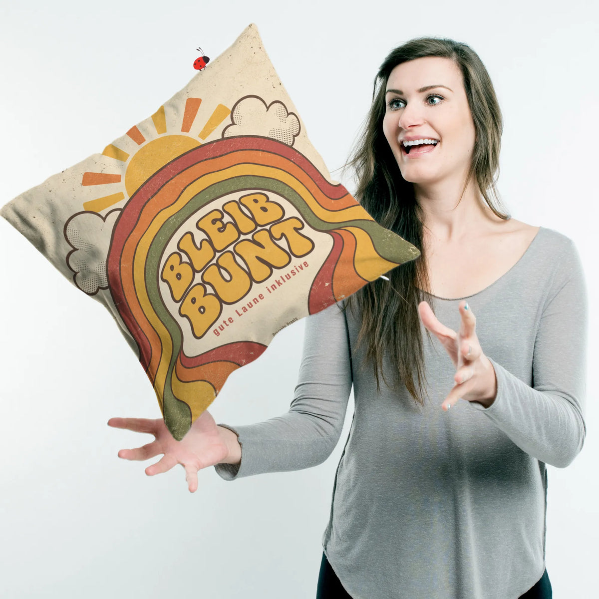 Fröhliches Dekokissen mit Retro-Regenbogen für Kinder|p:2014590|h:a11fa34bad041072404d1b9e7bd3cada
