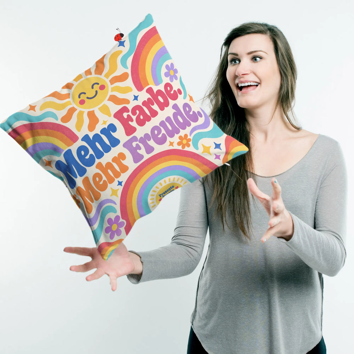 Fröhliches Dekokissen mit Regenbogen für gute Laune im Kinderzimmer|p:2014598|h:bee27efb2b6f4e0f625c6e504bc685b9