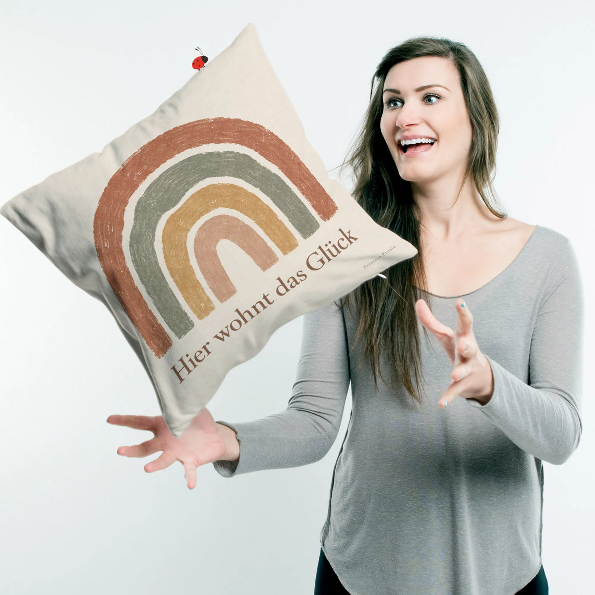Gemütliches Dekokissen mit Regenbogen fürs neue Zuhause|p:2014601|h:f06ebe967eac7a9614f6f5f7620d11cf
