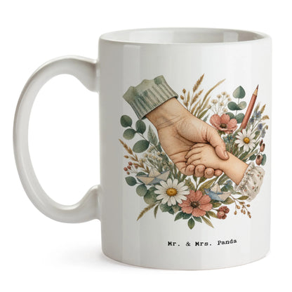 Herzliche Tasse für Erzieher mit Händen und Wildblumen|p:2014908|h:0f4c9d4925aaff4fb330bbf55e4d91dc