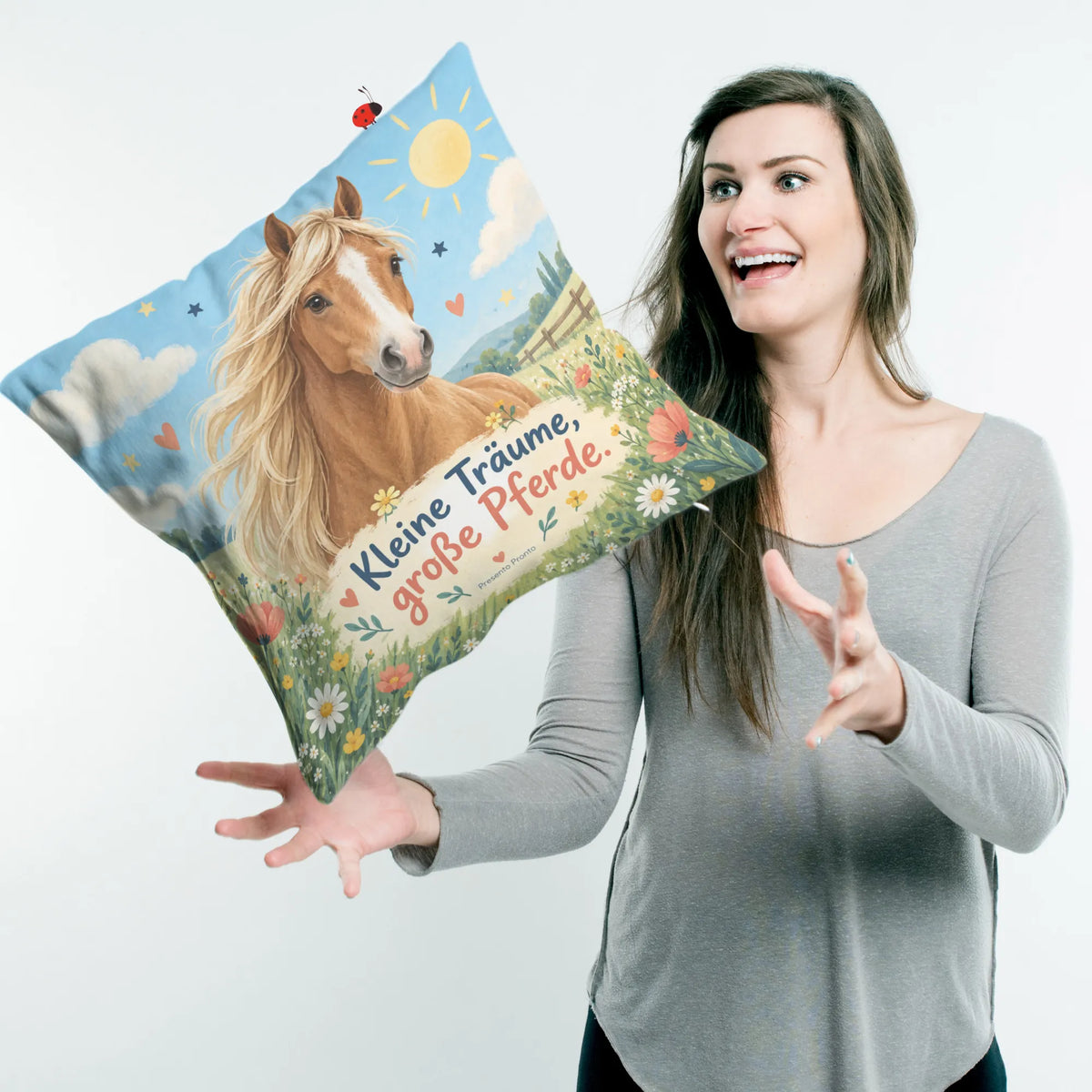 Süßes Kissen mit Pferd für Kinder auf Blumenwiese|p:2015069|h:6903989e749b180b749b1865c1fe39a5