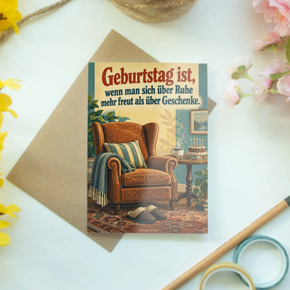 Lustige Geburtstagskarte für Männer mit Sessel und Kuchen|p:2015117|h:3a2850e9fcc95c1d54f572828fafaeda