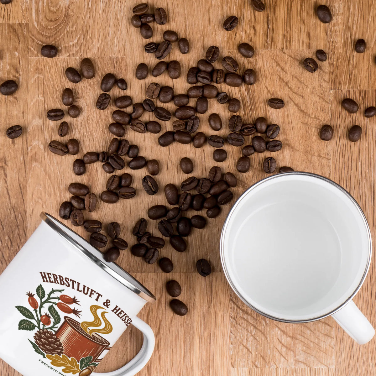 Gemütliche Teetasse für den Herbst mit Beeren und Eicheln|p:2016494|h:93b6a66c41e95dc7227530d6666de7a3