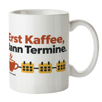 Lustige Tasse fürs Büro mit Kaffeetasse vor Kalenderblöcken|p:2016504|h:391f30d2095ec2e9aa443ab9a01888f4