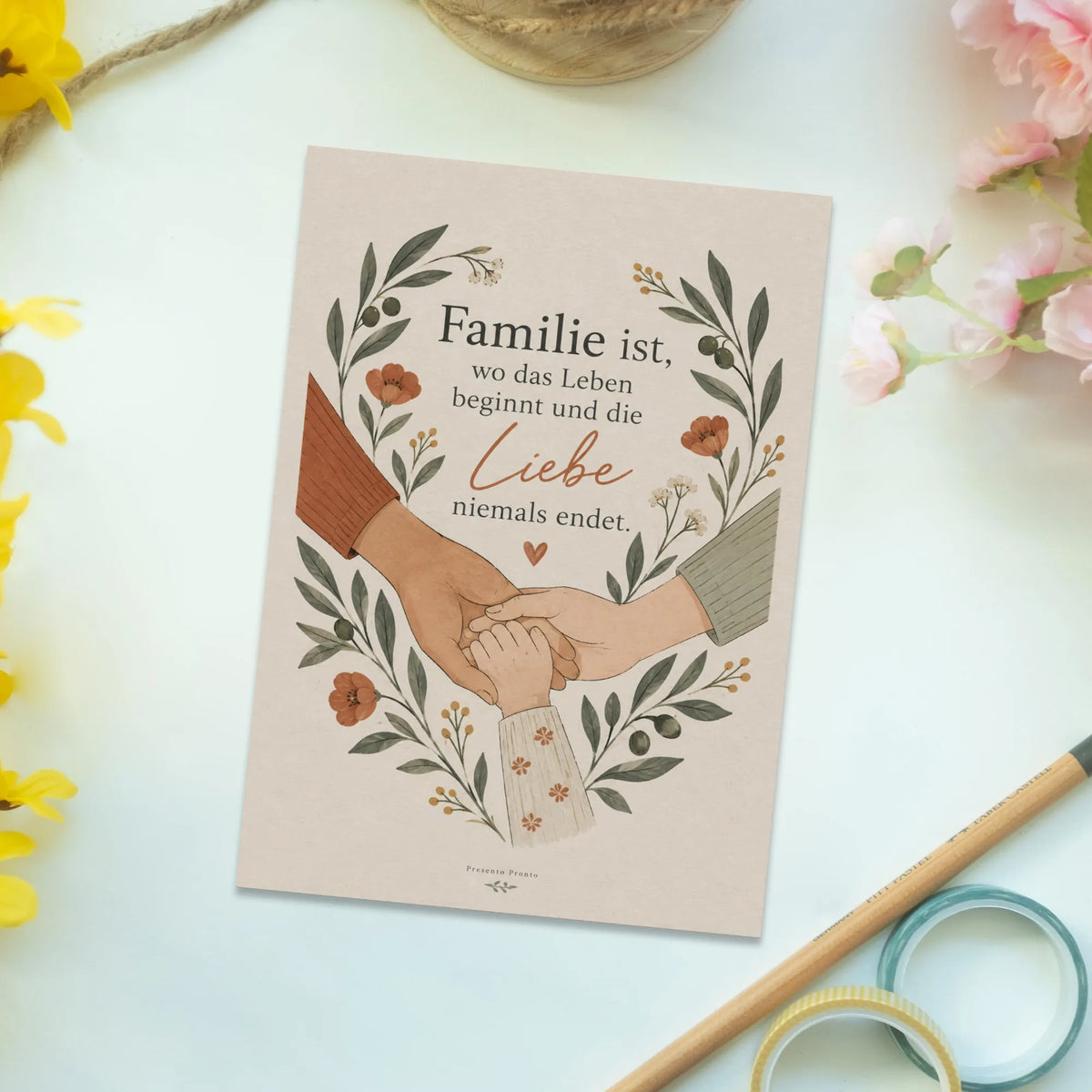 Liebevolle Postkarte für die Familie mit verschlungenen Händen|p:2016627|h:de4085a1079f27db358c58a267f2a56f